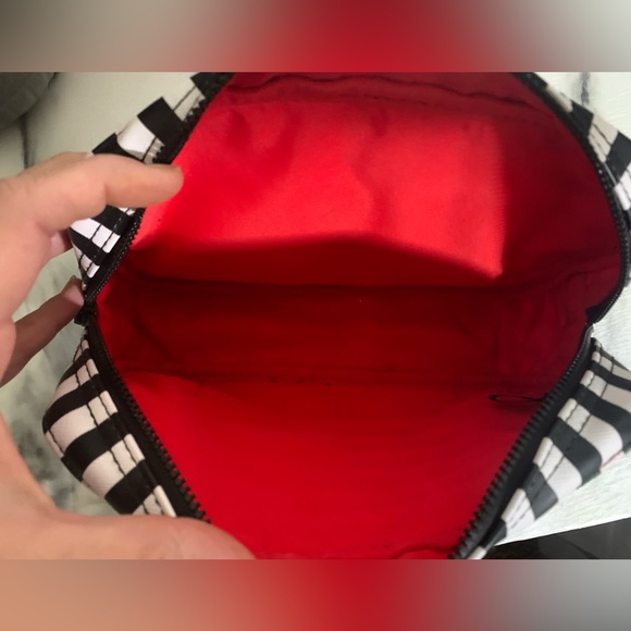 Victoria’s Secret makeup bag and Kiss acrylic press on nails - Picture 4 of 8